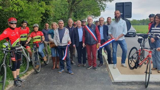 Elus, financeurs, professionnels et associations ont inauguré à vélo la nouvelle piste cyclable